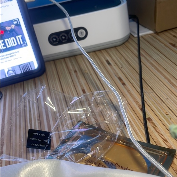 Red Poppy Bracelet - Picture 5 of 9